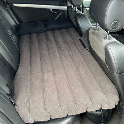 Nafukovací matrac do auta- čierny + pumpa