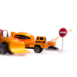 Dopravné lietadlo + 3 stavebné vozidlá