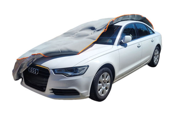 auto sedan a plachta proti krupam na aute